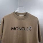 P80 moncle～蒙口植绒字母刺绣徽章 《区别通货面料》双纱纯棉 紧密纱线短袖T恤，上身十分舒适，男女同款半袖，落肩宽松版型 颜色: 黑色 白色 咖啡色 尺码：S（90-130斤） M（125-150斤） L（135-165斤） XL（160-190斤） XXL（185-220斤）