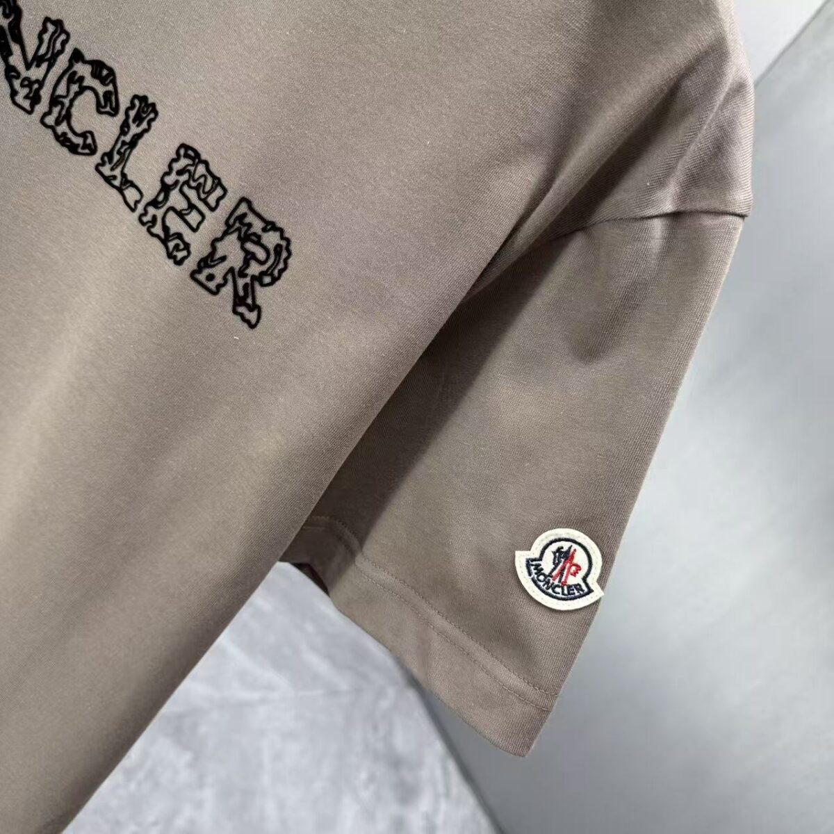 P70 MONCL* 蒙口* 2026春夏新款短袖T恤 定制纯棉字母logo 美丽绒 颜色：黑色 白色 深蓝 棕色 码数：S M L XL XXL
