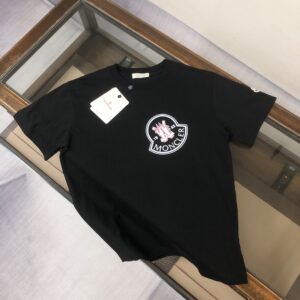 P75 💥 MONCLER 蒙口 夏季新款圆领短袖T恤！270克重磅高端纯棉面料，手感质感都极完美！修身裁剪设计干净利落！时尚又好看！走线做工非常精致！版型效果超赞！而且透气性能超强！任何年龄阶段都可轻松驾驭，男士衣橱里必备的单品。 颜色： 米白 黑色 码数：M-3XL （下单请报身高体重）