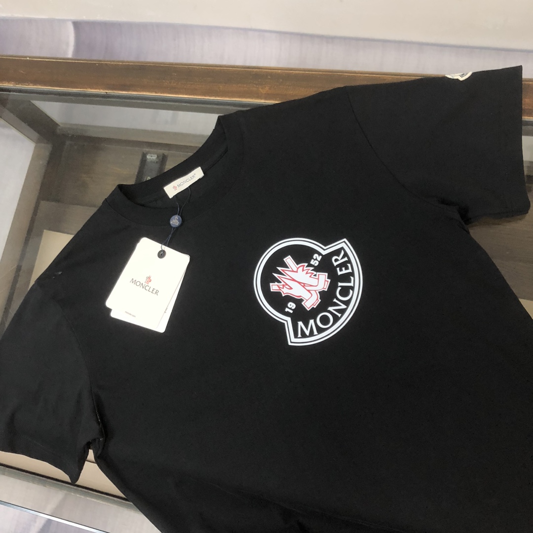 weigou_224982_1_b9cbed8a42 P75 💥 MONCLER 蒙口 夏季新款圆领短袖T恤!270克重磅高端纯棉面料,手感质感都极完美!修身裁剪设计干净利落!时尚又好看!走线做工非常精致!版型效果超赞!而且透气性能超强!任何年龄阶段都可轻松驾驭,男士衣橱里必备的单品。 颜色: 米白 黑色 码数:M-3XL (下单请报身高体重)