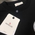 weigou_224982_2_6c67a3c3ec P75 💥 MONCLER 蒙口 夏季新款圆领短袖T恤!270克重磅高端纯棉面料,手感质感都极完美!修身裁剪设计干净利落!时尚又好看!走线做工非常精致!版型效果超赞!而且透气性能超强!任何年龄阶段都可轻松驾驭,男士衣橱里必备的单品。 颜色: 米白 黑色 码数:M-3XL (下单请报身高体重)