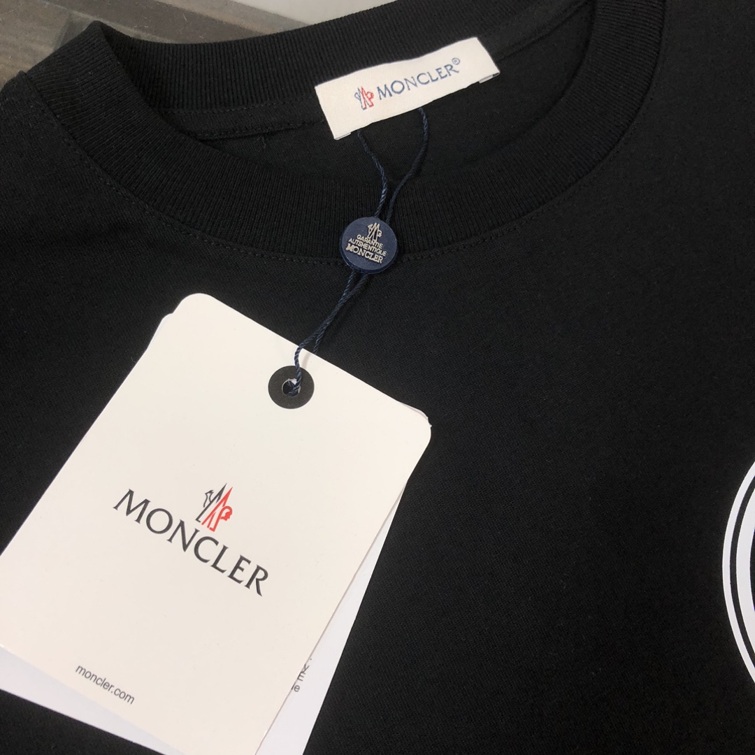 weigou_224982_2_6c67a3c3ec P75 💥 MONCLER 蒙口 夏季新款圆领短袖T恤!270克重磅高端纯棉面料,手感质感都极完美!修身裁剪设计干净利落!时尚又好看!走线做工非常精致!版型效果超赞!而且透气性能超强!任何年龄阶段都可轻松驾驭,男士衣橱里必备的单品。 颜色: 米白 黑色 码数:M-3XL (下单请报身高体重)
