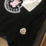 weigou_224982_3_16edd107b4 P75 💥 MONCLER 蒙口 夏季新款圆领短袖T恤!270克重磅高端纯棉面料,手感质感都极完美!修身裁剪设计干净利落!时尚又好看!走线做工非常精致!版型效果超赞!而且透气性能超强!任何年龄阶段都可轻松驾驭,男士衣橱里必备的单品。 颜色: 米白 黑色 码数:M-3XL (下单请报身高体重)
