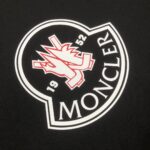 weigou_224982_4_5da0f2f18c P75 💥 MONCLER 蒙口 夏季新款圆领短袖T恤!270克重磅高端纯棉面料,手感质感都极完美!修身裁剪设计干净利落!时尚又好看!走线做工非常精致!版型效果超赞!而且透气性能超强!任何年龄阶段都可轻松驾驭,男士衣橱里必备的单品。 颜色: 米白 黑色 码数:M-3XL (下单请报身高体重)