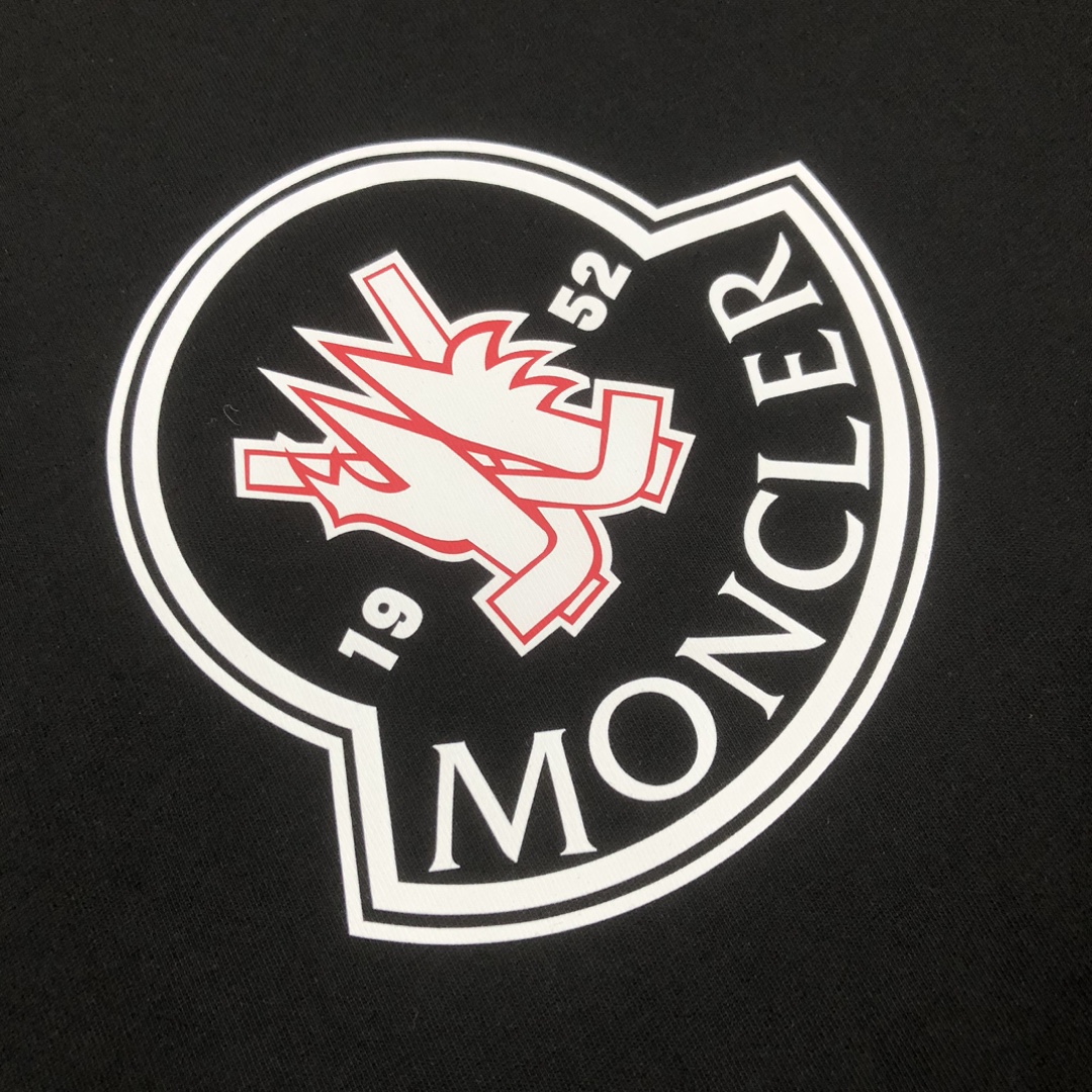 weigou_224982_4_5da0f2f18c P75 💥 MONCLER 蒙口 夏季新款圆领短袖T恤!270克重磅高端纯棉面料,手感质感都极完美!修身裁剪设计干净利落!时尚又好看!走线做工非常精致!版型效果超赞!而且透气性能超强!任何年龄阶段都可轻松驾驭,男士衣橱里必备的单品。 颜色: 米白 黑色 码数:M-3XL (下单请报身高体重)