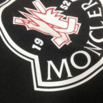 weigou_224982_5_4bc37a78a5 P75 💥 MONCLER 蒙口 夏季新款圆领短袖T恤!270克重磅高端纯棉面料,手感质感都极完美!修身裁剪设计干净利落!时尚又好看!走线做工非常精致!版型效果超赞!而且透气性能超强!任何年龄阶段都可轻松驾驭,男士衣橱里必备的单品。 颜色: 米白 黑色 码数:M-3XL (下单请报身高体重)