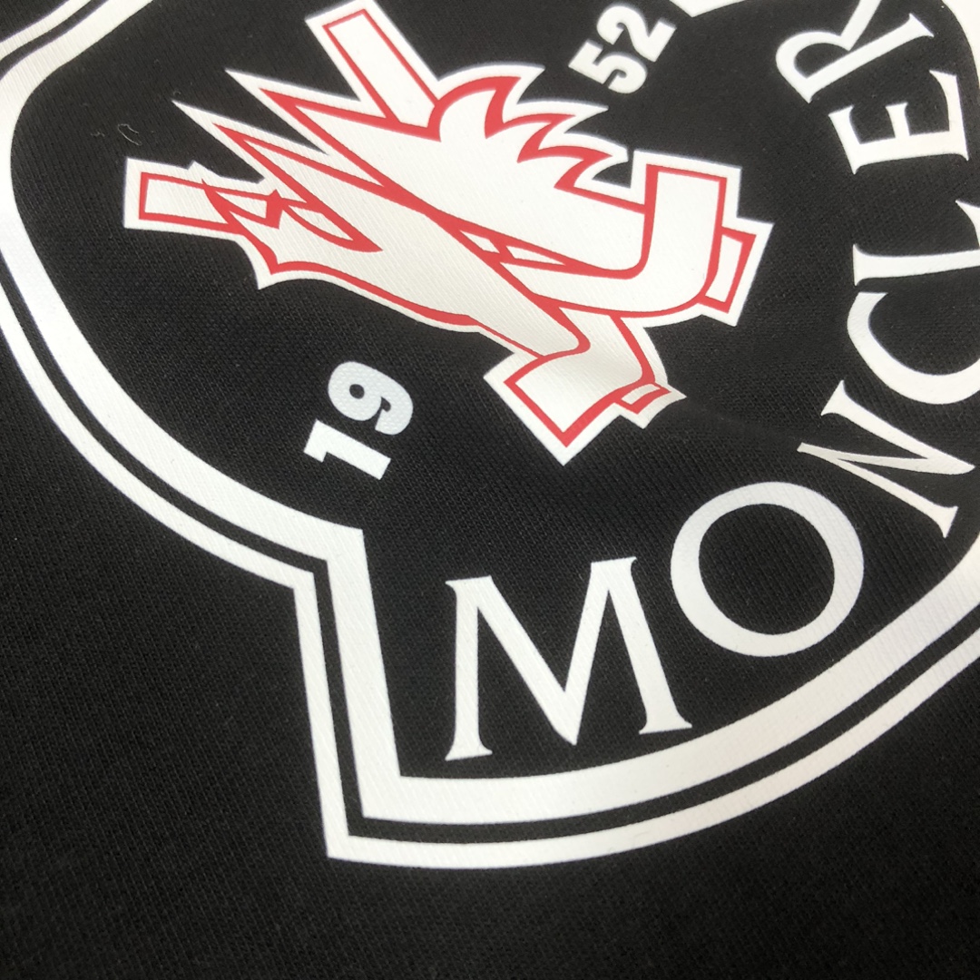 weigou_224982_5_4bc37a78a5 P75 💥 MONCLER 蒙口 夏季新款圆领短袖T恤!270克重磅高端纯棉面料,手感质感都极完美!修身裁剪设计干净利落!时尚又好看!走线做工非常精致!版型效果超赞!而且透气性能超强!任何年龄阶段都可轻松驾驭,男士衣橱里必备的单品。 颜色: 米白 黑色 码数:M-3XL (下单请报身高体重)