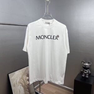 P80 moncle～蒙口植绒字母刺绣徽章 《区别通货面料》双纱纯棉 紧密纱线短袖T恤，上身十分舒适，男女同款半袖，落肩宽松版型 颜色: 黑色 白色 咖啡色 尺码：S（90-130斤） M（125-150斤） L（135-165斤） XL（160-190斤） XXL（185-220斤）