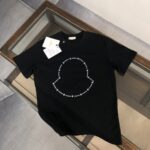 weigou_225017_0_0bf4fe64d3 P75 💥 MONCLER 蒙口 夏季新款圆领短袖T恤!270克重磅高端纯棉面料,手感质感都极完美!修身裁剪设计干净利落!时尚又好看!走线做工非常精致!版型效果超赞!而且透气性能超强!任何年龄阶段都可轻松驾驭,男士衣橱里必备的单品。 颜色: 米白 黑色 码数:M-3XL (下单请报身高体重)