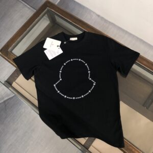 P75 💥 MONCLER 蒙口 夏季新款圆领短袖T恤！270克重磅高端纯棉面料，手感质感都极完美！修身裁剪设计干净利落！时尚又好看！走线做工非常精致！版型效果超赞！而且透气性能超强！任何年龄阶段都可轻松驾驭，男士衣橱里必备的单品。 颜色： 米白 黑色 码数：M-3XL （下单请报身高体重）