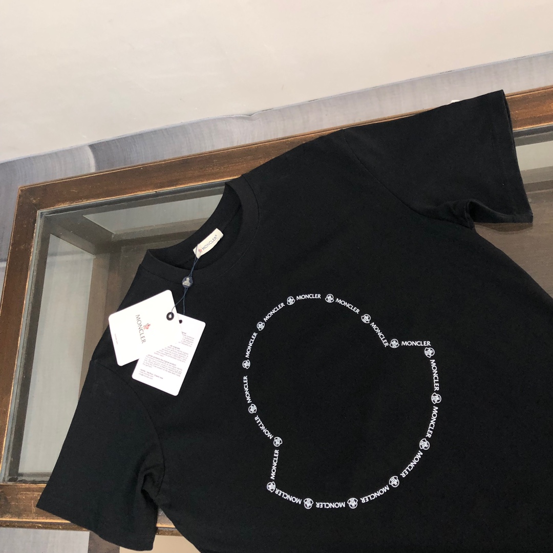 weigou_225017_1_bdaff135b9 P75 💥 MONCLER 蒙口 夏季新款圆领短袖T恤!270克重磅高端纯棉面料,手感质感都极完美!修身裁剪设计干净利落!时尚又好看!走线做工非常精致!版型效果超赞!而且透气性能超强!任何年龄阶段都可轻松驾驭,男士衣橱里必备的单品。 颜色: 米白 黑色 码数:M-3XL (下单请报身高体重)