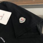 weigou_225017_3_648414693d P75 💥 MONCLER 蒙口 夏季新款圆领短袖T恤!270克重磅高端纯棉面料,手感质感都极完美!修身裁剪设计干净利落!时尚又好看!走线做工非常精致!版型效果超赞!而且透气性能超强!任何年龄阶段都可轻松驾驭,男士衣橱里必备的单品。 颜色: 米白 黑色 码数:M-3XL (下单请报身高体重)