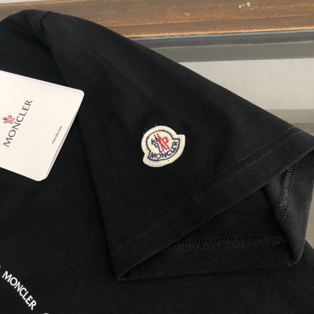 weigou_225017_3_648414693d P75 💥 MONCLER 蒙口 夏季新款圆领短袖T恤!270克重磅高端纯棉面料,手感质感都极完美!修身裁剪设计干净利落!时尚又好看!走线做工非常精致!版型效果超赞!而且透气性能超强!任何年龄阶段都可轻松驾驭,男士衣橱里必备的单品。 颜色: 米白 黑色 码数:M-3XL (下单请报身高体重)