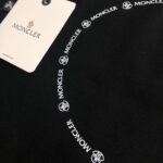weigou_225017_4_4e1e38e499 P75 💥 MONCLER 蒙口 夏季新款圆领短袖T恤!270克重磅高端纯棉面料,手感质感都极完美!修身裁剪设计干净利落!时尚又好看!走线做工非常精致!版型效果超赞!而且透气性能超强!任何年龄阶段都可轻松驾驭,男士衣橱里必备的单品。 颜色: 米白 黑色 码数:M-3XL (下单请报身高体重)