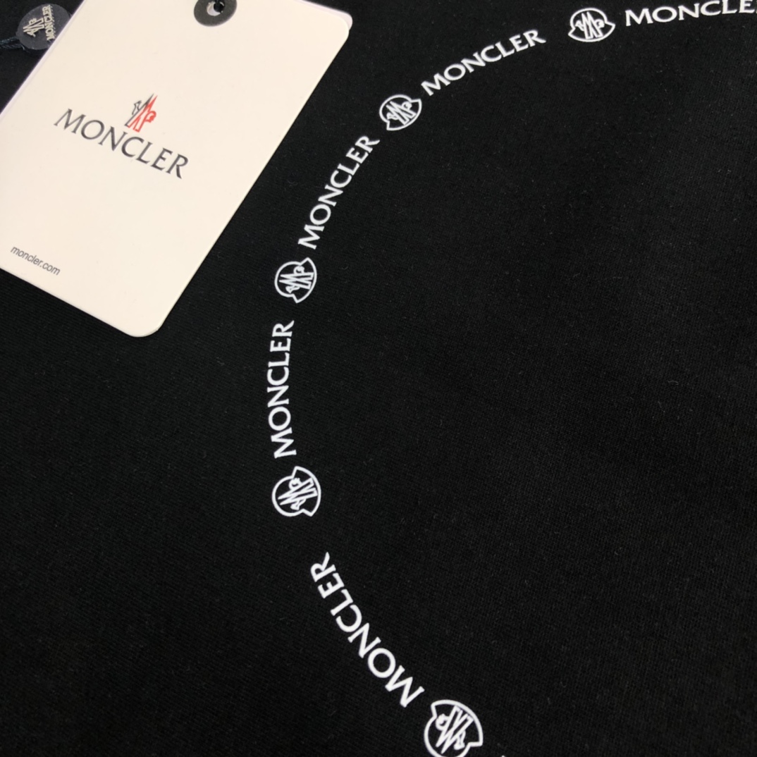 weigou_225017_4_4e1e38e499 P75 💥 MONCLER 蒙口 夏季新款圆领短袖T恤!270克重磅高端纯棉面料,手感质感都极完美!修身裁剪设计干净利落!时尚又好看!走线做工非常精致!版型效果超赞!而且透气性能超强!任何年龄阶段都可轻松驾驭,男士衣橱里必备的单品。 颜色: 米白 黑色 码数:M-3XL (下单请报身高体重)