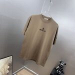 weigou_225039_1_163d7bc7fb P80 Mon de~蒙口字母刺绣徽章 《区别通货面料》双纱纯棉,抗菌短袖tee 上身十分舒适,男女同款半袖,落肩宽松版型 颜色: 黑色 白色 咖啡色 尺码:S(90-130斤) M(125-150斤) L(135-165斤) XL(160-190斤) XXL(185-220斤)