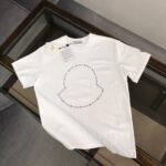 weigou_225057_0_fc8c44d62c P75 💥 MONCLER 蒙口 夏季新款圆领短袖T恤!270克重磅高端纯棉面料,手感质感都极完美!修身裁剪设计干净利落!时尚又好看!走线做工非常精致!版型效果超赞!而且透气性能超强!任何年龄阶段都可轻松驾驭,男士衣橱里必备的单品。 颜色: 米白 黑色 码数:M-3XL (下单请报身高体重)