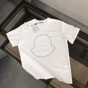 P75 💥 MONCLER 蒙口 夏季新款圆领短袖T恤！270克重磅高端纯棉面料，手感质感都极完美！修身裁剪设计干净利落！时尚又好看！走线做工非常精致！版型效果超赞！而且透气性能超强！任何年龄阶段都可轻松驾驭，男士衣橱里必备的单品。 颜色： 米白 黑色 码数：M-3XL （下单请报身高体重）
