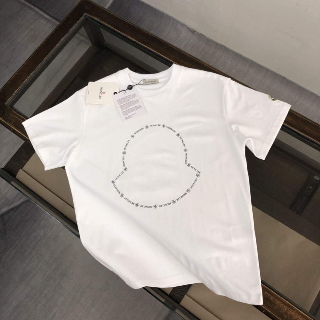 weigou_225057_0_fc8c44d62c P75 💥 MONCLER 蒙口 夏季新款圆领短袖T恤!270克重磅高端纯棉面料,手感质感都极完美!修身裁剪设计干净利落!时尚又好看!走线做工非常精致!版型效果超赞!而且透气性能超强!任何年龄阶段都可轻松驾驭,男士衣橱里必备的单品。 颜色: 米白 黑色 码数:M-3XL (下单请报身高体重)