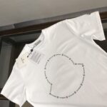 weigou_225057_1_ff42ade25e P75 💥 MONCLER 蒙口 夏季新款圆领短袖T恤!270克重磅高端纯棉面料,手感质感都极完美!修身裁剪设计干净利落!时尚又好看!走线做工非常精致!版型效果超赞!而且透气性能超强!任何年龄阶段都可轻松驾驭,男士衣橱里必备的单品。 颜色: 米白 黑色 码数:M-3XL (下单请报身高体重)