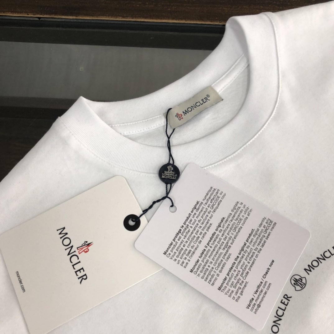 weigou_225057_3_6c46895337 P75 💥 MONCLER 蒙口 夏季新款圆领短袖T恤!270克重磅高端纯棉面料,手感质感都极完美!修身裁剪设计干净利落!时尚又好看!走线做工非常精致!版型效果超赞!而且透气性能超强!任何年龄阶段都可轻松驾驭,男士衣橱里必备的单品。 颜色: 米白 黑色 码数:M-3XL (下单请报身高体重)