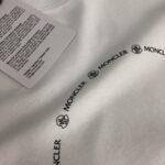 weigou_225057_4_28810a99d0 P75 💥 MONCLER 蒙口 夏季新款圆领短袖T恤!270克重磅高端纯棉面料,手感质感都极完美!修身裁剪设计干净利落!时尚又好看!走线做工非常精致!版型效果超赞!而且透气性能超强!任何年龄阶段都可轻松驾驭,男士衣橱里必备的单品。 颜色: 米白 黑色 码数:M-3XL (下单请报身高体重)