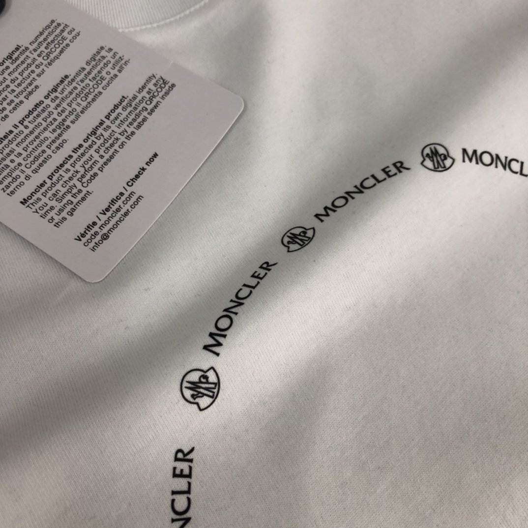 weigou_225057_4_28810a99d0 P75 💥 MONCLER 蒙口 夏季新款圆领短袖T恤!270克重磅高端纯棉面料,手感质感都极完美!修身裁剪设计干净利落!时尚又好看!走线做工非常精致!版型效果超赞!而且透气性能超强!任何年龄阶段都可轻松驾驭,男士衣橱里必备的单品。 颜色: 米白 黑色 码数:M-3XL (下单请报身高体重)