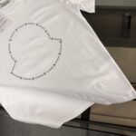 weigou_225057_5_a480f83627 P75 💥 MONCLER 蒙口 夏季新款圆领短袖T恤!270克重磅高端纯棉面料,手感质感都极完美!修身裁剪设计干净利落!时尚又好看!走线做工非常精致!版型效果超赞!而且透气性能超强!任何年龄阶段都可轻松驾驭,男士衣橱里必备的单品。 颜色: 米白 黑色 码数:M-3XL (下单请报身高体重)