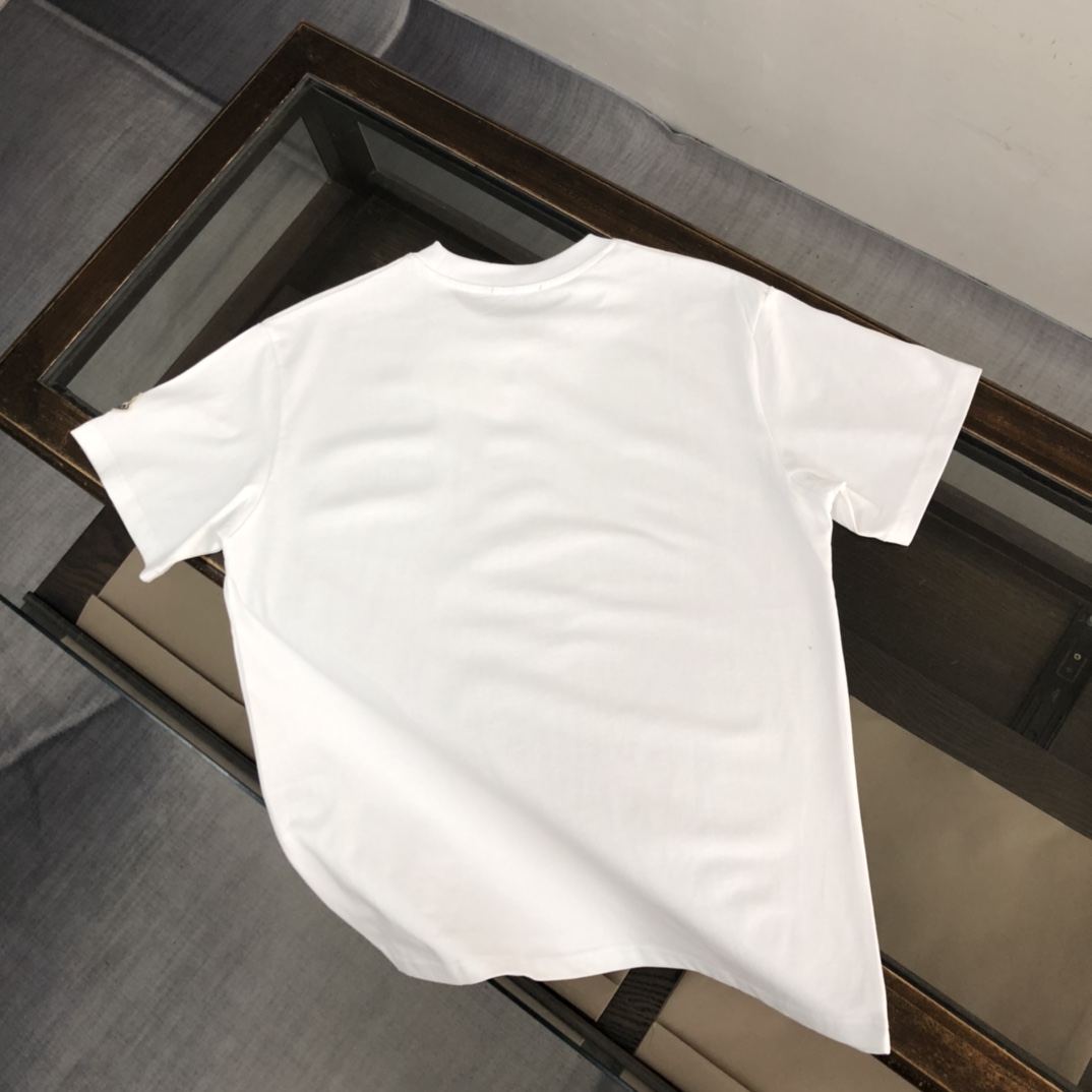 weigou_225057_6_8a565435fc P75 💥 MONCLER 蒙口 夏季新款圆领短袖T恤!270克重磅高端纯棉面料,手感质感都极完美!修身裁剪设计干净利落!时尚又好看!走线做工非常精致!版型效果超赞!而且透气性能超强!任何年龄阶段都可轻松驾驭,男士衣橱里必备的单品。 颜色: 米白 黑色 码数:M-3XL (下单请报身高体重)