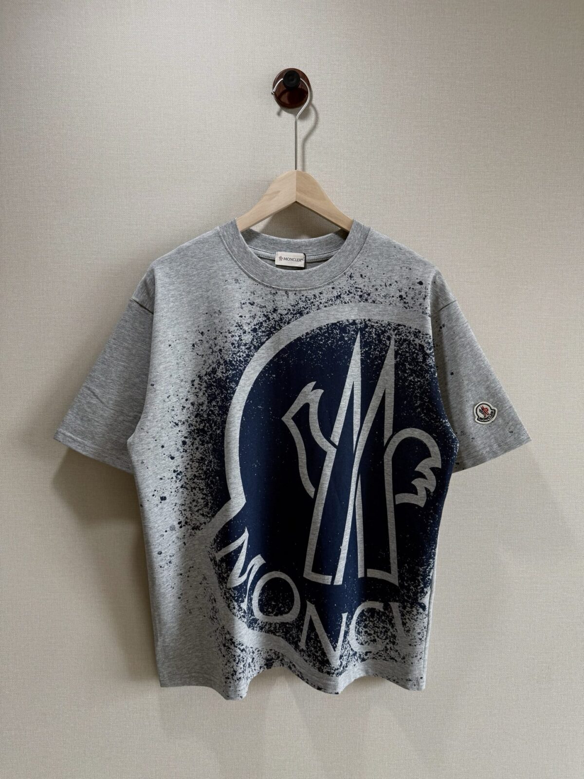 P70 款号TM1072 MONCLER 蒙口 26SS 早春新款 涂鸦彩绘字母星空喷墨logo圆领短袖 面料：280克32支双纱纯棉面料 工艺：重工精梳棉 螺纹同缸同色 整体不会有色差 当下热度爆款 男女情侣款 定制原版一致辅料 三标齐全 os宽松版型 最大可穿到200斤左右 颜色：灰色 尺码：S M L XL