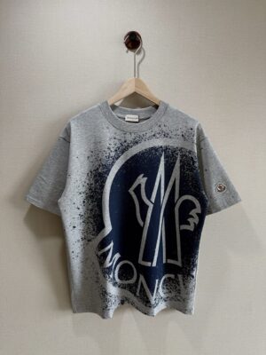 weigou_225103_0_72735c0d4b P70 款号TM1072 MONCLER 蒙口 26SS 早春新款 涂鸦彩绘字母星空喷墨logo圆领短袖 面料:280克32支双纱纯棉面料 工艺:重工精梳棉 螺纹同缸同色 整体不会有色差 当下热度爆款 男女情侣款 定制原版一致辅料 三标齐全 os宽松版型 最大可穿到200斤左右 颜色:灰色 尺码:S M L XL