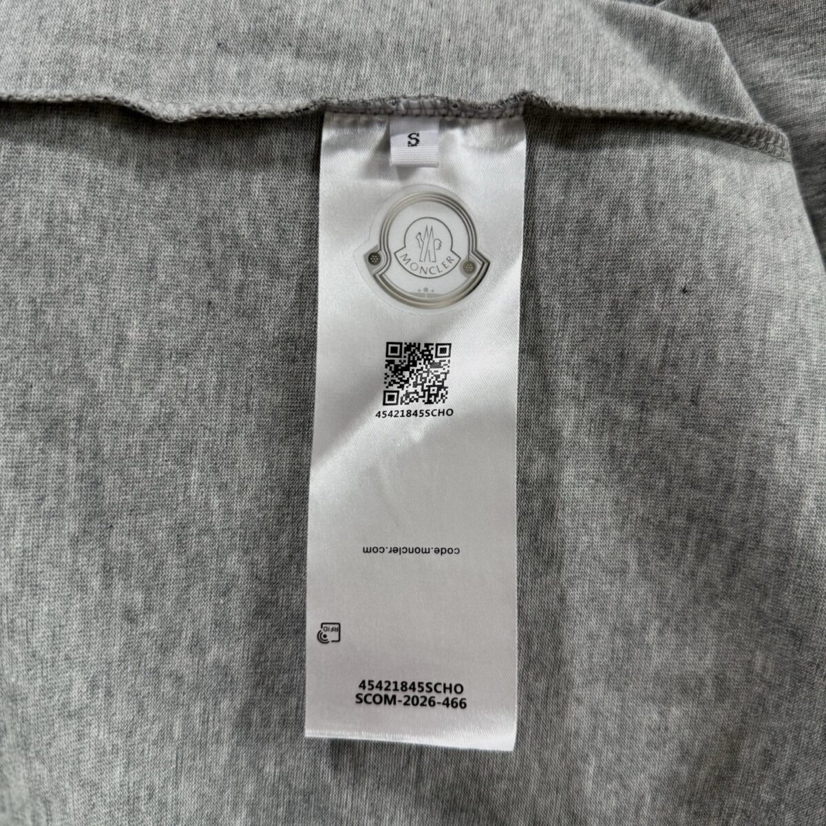 P70 款号TM1072 MONCLER 蒙口 26SS 早春新款 涂鸦彩绘字母星空喷墨logo圆领短袖 面料：280克32支双纱纯棉面料 工艺：重工精梳棉 螺纹同缸同色 整体不会有色差 当下热度爆款 男女情侣款 定制原版一致辅料 三标齐全 os宽松版型 最大可穿到200斤左右 颜色：灰色 尺码：S M L XL