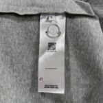 P70 款号TM1072 MONCLER 蒙口 26SS 早春新款 涂鸦彩绘字母星空喷墨logo圆领短袖 面料：280克32支双纱纯棉面料 工艺：重工精梳棉 螺纹同缸同色 整体不会有色差 当下热度爆款 男女情侣款 定制原版一致辅料 三标齐全 os宽松版型 最大可穿到200斤左右 颜色：灰色 尺码：S M L XL