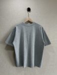 P70 款号TM1072 MONCLER 蒙口 26SS 早春新款 涂鸦彩绘字母星空喷墨logo圆领短袖 面料：280克32支双纱纯棉面料 工艺：重工精梳棉 螺纹同缸同色 整体不会有色差 当下热度爆款 男女情侣款 定制原版一致辅料 三标齐全 os宽松版型 最大可穿到200斤左右 颜色：灰色 尺码：S M L XL