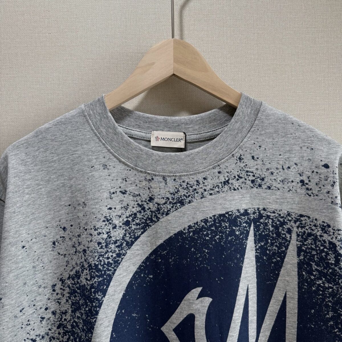 P70 款号TM1072 MONCLER 蒙口 26SS 早春新款 涂鸦彩绘字母星空喷墨logo圆领短袖 面料：280克32支双纱纯棉面料 工艺：重工精梳棉 螺纹同缸同色 整体不会有色差 当下热度爆款 男女情侣款 定制原版一致辅料 三标齐全 os宽松版型 最大可穿到200斤左右 颜色：灰色 尺码：S M L XL