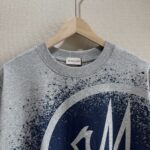 P70 款号TM1072 MONCLER 蒙口 26SS 早春新款 涂鸦彩绘字母星空喷墨logo圆领短袖 面料：280克32支双纱纯棉面料 工艺：重工精梳棉 螺纹同缸同色 整体不会有色差 当下热度爆款 男女情侣款 定制原版一致辅料 三标齐全 os宽松版型 最大可穿到200斤左右 颜色：灰色 尺码：S M L XL