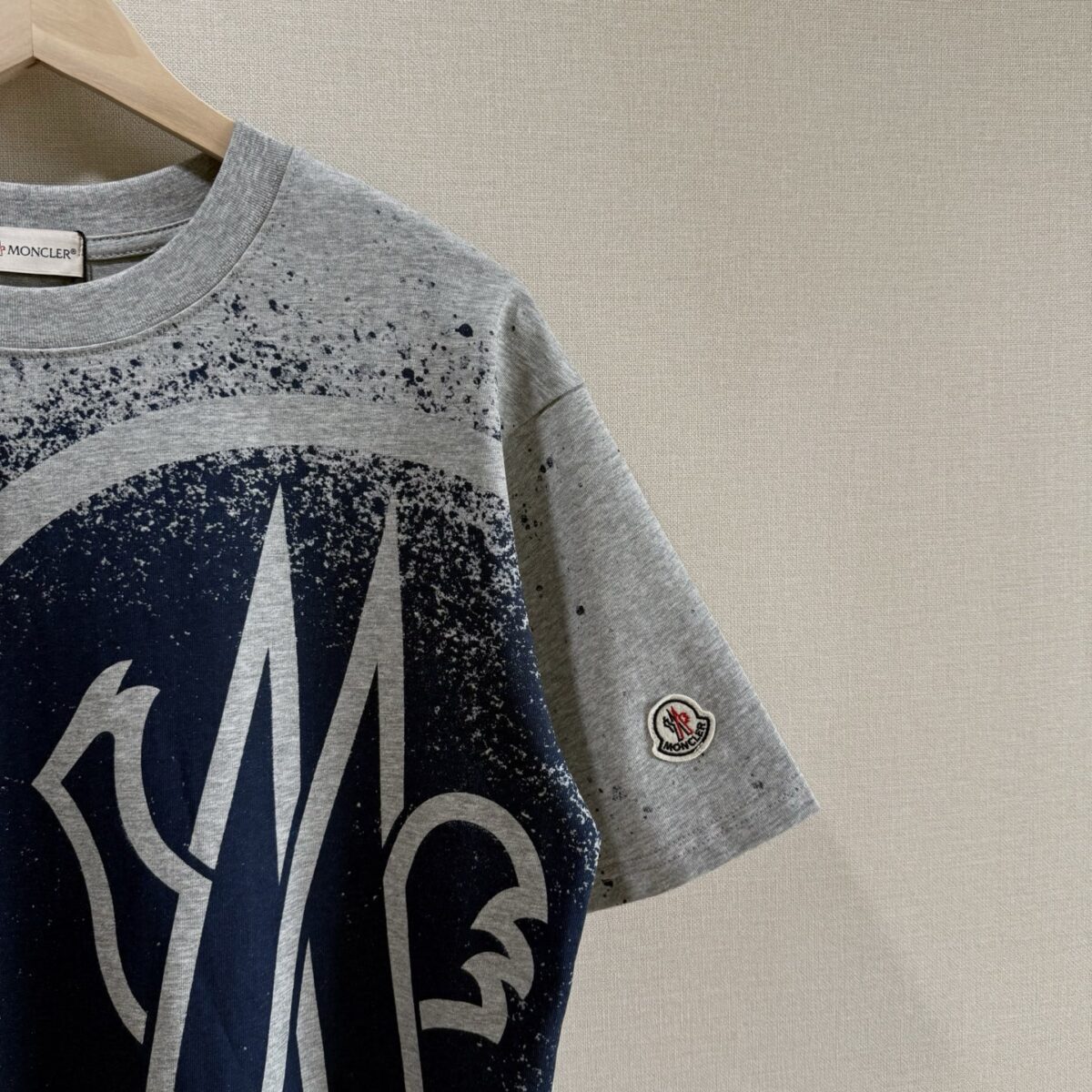 P70 款号TM1072 MONCLER 蒙口 26SS 早春新款 涂鸦彩绘字母星空喷墨logo圆领短袖 面料：280克32支双纱纯棉面料 工艺：重工精梳棉 螺纹同缸同色 整体不会有色差 当下热度爆款 男女情侣款 定制原版一致辅料 三标齐全 os宽松版型 最大可穿到200斤左右 颜色：灰色 尺码：S M L XL