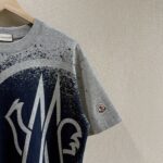 P70 款号TM1072 MONCLER 蒙口 26SS 早春新款 涂鸦彩绘字母星空喷墨logo圆领短袖 面料：280克32支双纱纯棉面料 工艺：重工精梳棉 螺纹同缸同色 整体不会有色差 当下热度爆款 男女情侣款 定制原版一致辅料 三标齐全 os宽松版型 最大可穿到200斤左右 颜色：灰色 尺码：S M L XL