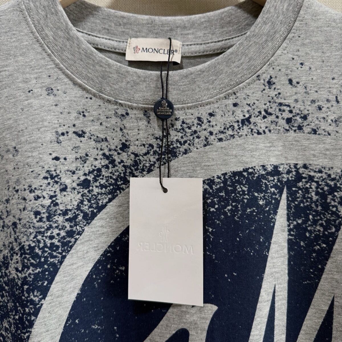 P70 款号TM1072 MONCLER 蒙口 26SS 早春新款 涂鸦彩绘字母星空喷墨logo圆领短袖 面料：280克32支双纱纯棉面料 工艺：重工精梳棉 螺纹同缸同色 整体不会有色差 当下热度爆款 男女情侣款 定制原版一致辅料 三标齐全 os宽松版型 最大可穿到200斤左右 颜色：灰色 尺码：S M L XL