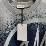 P70 款号TM1072 MONCLER 蒙口 26SS 早春新款 涂鸦彩绘字母星空喷墨logo圆领短袖 面料：280克32支双纱纯棉面料 工艺：重工精梳棉 螺纹同缸同色 整体不会有色差 当下热度爆款 男女情侣款 定制原版一致辅料 三标齐全 os宽松版型 最大可穿到200斤左右 颜色：灰色 尺码：S M L XL