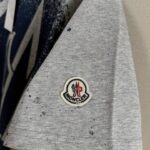P70 款号TM1072 MONCLER 蒙口 26SS 早春新款 涂鸦彩绘字母星空喷墨logo圆领短袖 面料：280克32支双纱纯棉面料 工艺：重工精梳棉 螺纹同缸同色 整体不会有色差 当下热度爆款 男女情侣款 定制原版一致辅料 三标齐全 os宽松版型 最大可穿到200斤左右 颜色：灰色 尺码：S M L XL