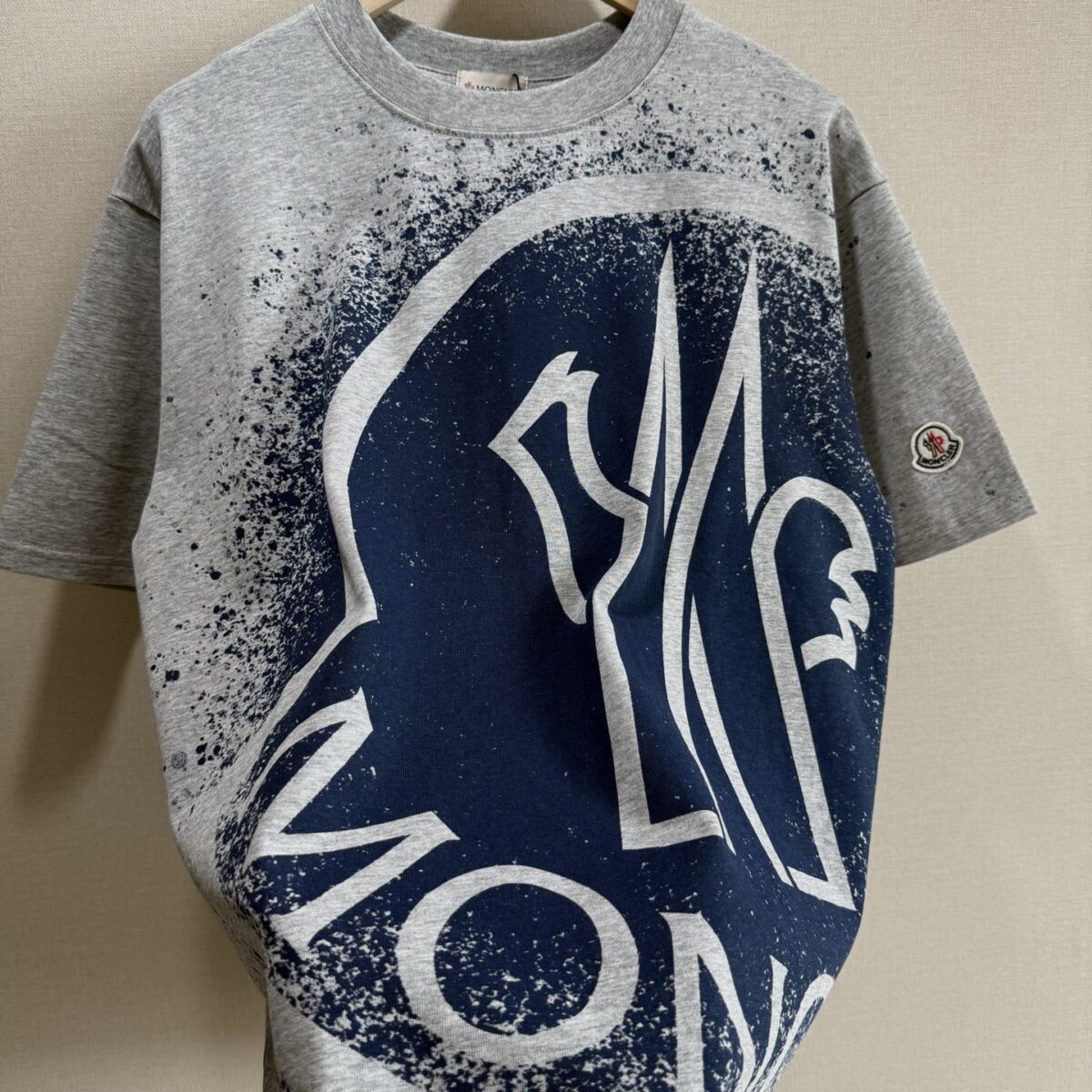 P70 款号TM1072 MONCLER 蒙口 26SS 早春新款 涂鸦彩绘字母星空喷墨logo圆领短袖 面料：280克32支双纱纯棉面料 工艺：重工精梳棉 螺纹同缸同色 整体不会有色差 当下热度爆款 男女情侣款 定制原版一致辅料 三标齐全 os宽松版型 最大可穿到200斤左右 颜色：灰色 尺码：S M L XL