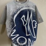 P70 款号TM1072 MONCLER 蒙口 26SS 早春新款 涂鸦彩绘字母星空喷墨logo圆领短袖 面料：280克32支双纱纯棉面料 工艺：重工精梳棉 螺纹同缸同色 整体不会有色差 当下热度爆款 男女情侣款 定制原版一致辅料 三标齐全 os宽松版型 最大可穿到200斤左右 颜色：灰色 尺码：S M L XL