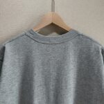 P70 款号TM1072 MONCLER 蒙口 26SS 早春新款 涂鸦彩绘字母星空喷墨logo圆领短袖 面料：280克32支双纱纯棉面料 工艺：重工精梳棉 螺纹同缸同色 整体不会有色差 当下热度爆款 男女情侣款 定制原版一致辅料 三标齐全 os宽松版型 最大可穿到200斤左右 颜色：灰色 尺码：S M L XL