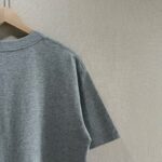 P70 款号TM1072 MONCLER 蒙口 26SS 早春新款 涂鸦彩绘字母星空喷墨logo圆领短袖 面料：280克32支双纱纯棉面料 工艺：重工精梳棉 螺纹同缸同色 整体不会有色差 当下热度爆款 男女情侣款 定制原版一致辅料 三标齐全 os宽松版型 最大可穿到200斤左右 颜色：灰色 尺码：S M L XL