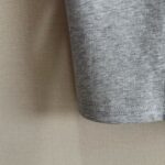 P70 款号TM1072 MONCLER 蒙口 26SS 早春新款 涂鸦彩绘字母星空喷墨logo圆领短袖 面料：280克32支双纱纯棉面料 工艺：重工精梳棉 螺纹同缸同色 整体不会有色差 当下热度爆款 男女情侣款 定制原版一致辅料 三标齐全 os宽松版型 最大可穿到200斤左右 颜色：灰色 尺码：S M L XL