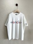 weigou_225156_0_d40f2a5fe1 P70 款号TM1048 MONCLER 蒙口字母印花章仔刺绣圆领短袖 面料:280克32支双纱纯棉面料 工艺:重工精梳棉 螺纹同缸同色 整体不会有色差 当下热度爆款 男女情侣款 定制原版一致辅料 三标齐全 os宽松版型 最大可穿到200斤左右 颜色:白色 黑色 尺码:S M L XL