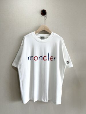 weigou_225156_0_d40f2a5fe1 P70 款号TM1048 MONCLER 蒙口字母印花章仔刺绣圆领短袖 面料:280克32支双纱纯棉面料 工艺:重工精梳棉 螺纹同缸同色 整体不会有色差 当下热度爆款 男女情侣款 定制原版一致辅料 三标齐全 os宽松版型 最大可穿到200斤左右 颜色:白色 黑色 尺码:S M L XL