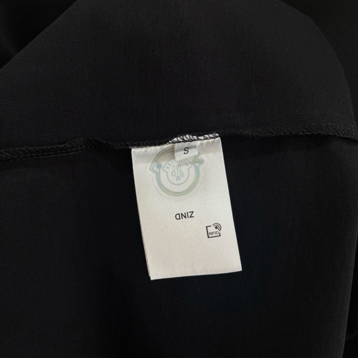 weigou_225156_11_1a58b18f74 P70 款号TM1048 MONCLER 蒙口字母印花章仔刺绣圆领短袖 面料:280克32支双纱纯棉面料 工艺:重工精梳棉 螺纹同缸同色 整体不会有色差 当下热度爆款 男女情侣款 定制原版一致辅料 三标齐全 os宽松版型 最大可穿到200斤左右 颜色:白色 黑色 尺码:S M L XL