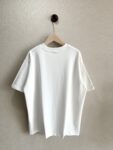 weigou_225156_1_1ef1275e6f P70 款号TM1048 MONCLER 蒙口字母印花章仔刺绣圆领短袖 面料:280克32支双纱纯棉面料 工艺:重工精梳棉 螺纹同缸同色 整体不会有色差 当下热度爆款 男女情侣款 定制原版一致辅料 三标齐全 os宽松版型 最大可穿到200斤左右 颜色:白色 黑色 尺码:S M L XL